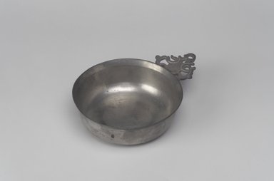 Unknown. <em>Porringer, Unidentified "E.G." Mark</em>, probably late 18th-early 19th century. Pewter, 1 1/2 x 6 3/8 x 4 5/8 in. (3.8 x 16.2 x 11.7 cm). Brooklyn Museum, Designated Purchase Fund, 45.10.224. Creative Commons-BY (Photo: Brooklyn Museum, 45.10.224.jpg)