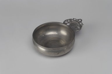 Unknown. <em>Porringer, Unidentified "I.G." Mark</em>, probably late 18th-early 19th century. Pewter, 1 1/2 x 6 1/4 x 4 3/8 in. (3.8 x 15.9 x 11.1 cm). Brooklyn Museum, Designated Purchase Fund, 45.10.225. Creative Commons-BY (Photo: Brooklyn Museum, 45.10.225.jpg)
