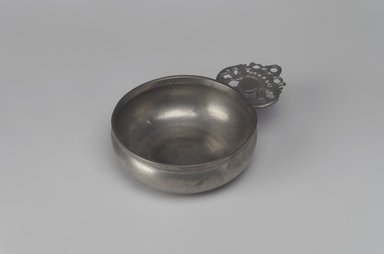 Unknown. <em>Porringer, Unidentified "I.G." Mark</em>, probably late 18th–early 19th century. Pewter, 1 1/2 x 6 1/4 x 4 3/8 in. (3.8 x 15.9 x 11.1 cm). Brooklyn Museum, Designated Purchase Fund, 45.10.225. Creative Commons-BY (Photo: Brooklyn Museum, 45.10.225.jpg)