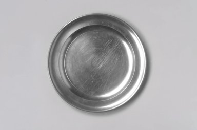 Thomas Badger, Jr.. <em>Plate</em>, 1787–1818. Pewter, 5/8 x 8 1/2 x 8 1/2 in. (1.6 x 21.6 x 21.6 cm). Brooklyn Museum, Designated Purchase Fund, 45.10.3. Creative Commons-BY (Photo: Brooklyn Museum, 45.10.3.jpg)