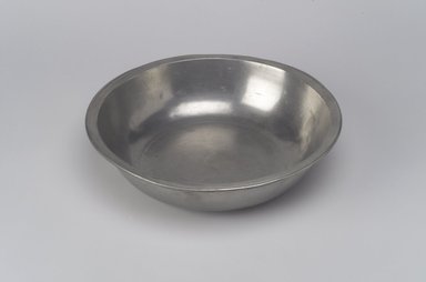 David Melville. <em>Basin</em>, 1776-1793. Pewter, 2 x 8 x 8 in. (5.1 x 20.3 x 20.3 cm). Brooklyn Museum, Designated Purchase Fund, 45.10.34. Creative Commons-BY (Photo: Brooklyn Museum, 45.10.34.jpg)