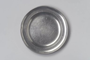 Thomas Danforth II. <em>Plate</em>, 1770-1780. Pewter, 7/8 x 9 x 9 in. (2.2 x 22.9 x 22.9 cm). Brooklyn Museum, Designated Purchase Fund, 45.10.83. Creative Commons-BY (Photo: Brooklyn Museum, 45.10.83.jpg)