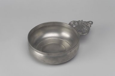 Thomas Danforth Boardman (American, 1784–1873). <em>Porringer</em>, 1805–1820. Pewter, 1 7/8 x 7 3/8 x 5 1/8 in. (4.8 x 18.7 x 13 cm). Brooklyn Museum, Designated Purchase Fund, 45.10.92. Creative Commons-BY (Photo: Brooklyn Museum, 45.10.92.jpg)