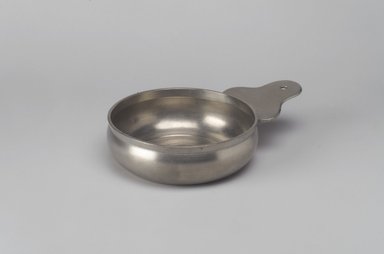 Thomas Melville (The Younger). <em>Porringer</em>, 1793-1824. Pewter, 1 3/4 x 7 1/2 x 5 1/4 in. (4.4 x 19.1 x 13.3 cm). Brooklyn Museum, Museum Collection Fund, 47.18. Creative Commons-BY (Photo: Brooklyn Museum, 47.18.jpg)