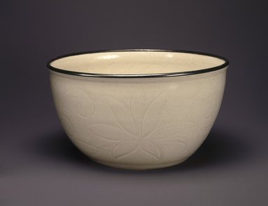  <em>Bowl</em>, 960–1127. Porcelain with glaze, 5 x 9 5/8 in. (12.7 x 24.5 cm). Brooklyn Museum, Anonymous gift, 47.219.20. Creative Commons-BY (Photo: Brooklyn Museum, 47.219.20_SL1.jpg)