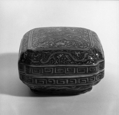  <em>Box</em>, 1368-1644. Porcelain, 3 7/16 x 6 1/8 in. (8.8 x 15.5 cm). Brooklyn Museum, Anonymous gift, 47.219.26a-b. Creative Commons-BY (Photo: Brooklyn Museum, 47.219.26a-b_side_bw.jpg)