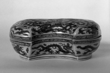  <em>Box in the Form of a Precious Metal Ingot</em>, 1573–1619. Porcelain with cobalt blue underglaze decoration, 3 9/16 × 5 1/4 × 8 5/8 in. (9 × 13.3 × 21.9 cm). Brooklyn Museum, The William E. Hutchins Collection, Bequest of Augustus S. Hutchins, 52.49.17a-b. Creative Commons-BY (Photo: Brooklyn Museum, 52.49.17a-b_side_bw.jpg)