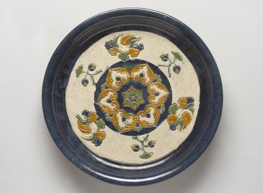  <em>Tripod Plate</em>, 618-907. Earthenware, 3 color (sancai) lead glaze, 2 3/8 x 11 3/4 in. (6 x 29.9 cm). Brooklyn Museum, William E. Hutchins Collection, 53.90. Creative Commons-BY (Photo: Brooklyn Museum, 53.90_overall_PS9.jpg)