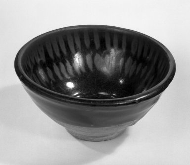  <em>Bowl</em>, 1271-1368. High-fired ware with black glaze, 2 7/8 x 6 1/8 in. (7.3 x 15.6 cm). Brooklyn Museum, Gift of David James in memory of his brother, William James, 54.10.4. Creative Commons-BY (Photo: Brooklyn Museum, 54.10.4_bw.jpg)