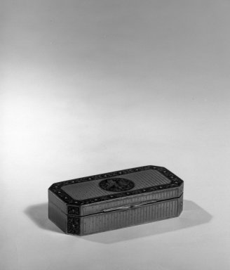  <em>Snuff Box</em>, ca. 1900. Enamel, 3/4 x 3 1/4 x 1 1/2 in. (1.9 x 8.3 x 3.8 cm). Brooklyn Museum, Anonymous gift, 64.241.6. Creative Commons-BY (Photo: Brooklyn Museum, 64.241.6_acetate_bw.jpg)