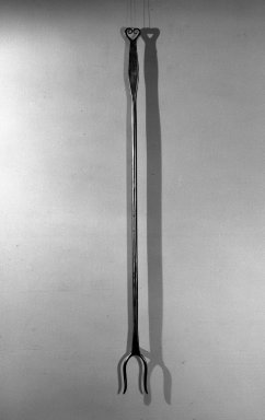  <em>Log Fork</em>, ca. 1670. Iron, 41 1/2 in. (105.4 cm). Brooklyn Museum, Purchased with funds given by anonymous donors, 64.48.4. Creative Commons-BY (Photo: Brooklyn Museum, 64.48.4_acetate_bw.jpg)
