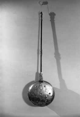  <em>Warming Pan</em>, 17th century. Brass, steel, Overall length: 39 1/2 in. (100.3 cm). Brooklyn Museum, Purchased with funds given by anonymous donors, 64.48.9. Creative Commons-BY (Photo: Brooklyn Museum, 64.48.9_acetate_bw.jpg)