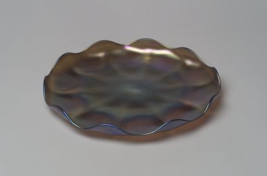 A. Douglas Nash Corporation. <em>Dish</em>, ca. 1919–1928. Opalescent glass, 3/4 x 6 3/4 x 6 3/4 in. (1.9 x 17.1 x 17.1 cm). Brooklyn Museum, Bequest of Laura L. Barnes, 67.120.115. Creative Commons-BY (Photo: Brooklyn Museum, 67.120.115.jpg)