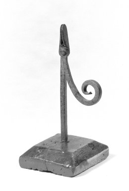  <em>Splint Holder</em>, ca. 1750. Wrought iron, oak(?), 6 3/4 x 3 1/4 x 3 in. (17.1 x 8.3 x 7.6 cm). Brooklyn Museum, Gift of Mr. and Mrs. Henry Sherman, 67.128.23. Creative Commons-BY (Photo: Brooklyn Museum, 67.128.23_bw.jpg)