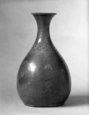  <em>Bottle</em>, last half of the 13th-first half of the 14th century. Porcelaneous stoneware with celadon glaze, Height: 11 9/16 in. (29.3 cm). Brooklyn Museum, Gift of Paul E. Manheim, 67.199.3. Creative Commons-BY (Photo: Brooklyn Museum, 67.199.3.bw.jpg)