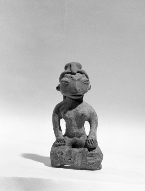Possibly Chimú. <em>Standing Cat</em>. Turquoise, 13/16 x 3/8 x 1 3/8 in. (2 x 1 x 3.5 cm). Brooklyn Museum, Gift of Ernest Erickson, 70.177.33. Creative Commons-BY (Photo: Brooklyn Museum, 71.174.33_acetate_bw.jpg)