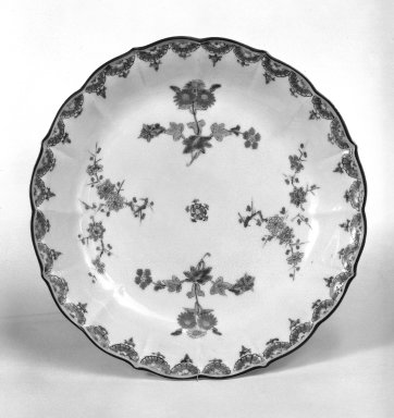  <em>Kakiemon Export Dish</em>, 17th century. Porcelain with cobalt blue underglaze and overglaze enamel decoration, 1 3/8 x 7 1/2 in. (3.5 x 19.1 cm). Brooklyn Museum, Designated Purchase Fund, 75.127.1. Creative Commons-BY (Photo: Brooklyn Museum, 75.127.1_bw.jpg)