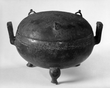  <em>Ritual Vessel</em>, 1100–256 B.C.E. Cast bronze, 5 9/16 x 8 1/2 in. (14.1 x 21.6 cm). Brooklyn Museum, Anonymous gift, 76.154.2a-b. Creative Commons-BY (Photo: Brooklyn Museum, 76.154.2a-b_view1_bw.jpg)
