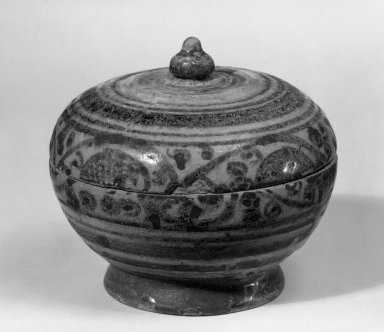 Sawankhalok. <em>Box with Cover</em>, 15th–16th century. Stoneware, 3 5/8 x 4 in. (9.2 x 10.2 cm). Brooklyn Museum, Gift of Mrs. George Liberman, 78.87. Creative Commons-BY (Photo: Brooklyn Museum, 78.87_bw.jpg)