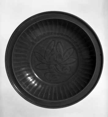  <em>Celadon Plate</em>, 1368–1644. Porcelain, 3 x 13 5/8 in. (7.6 x 34.6 cm). Brooklyn Museum, Gift of Clifford Hillan, 79.263. Creative Commons-BY (Photo: Brooklyn Museum, 79.263_bw.jpg)