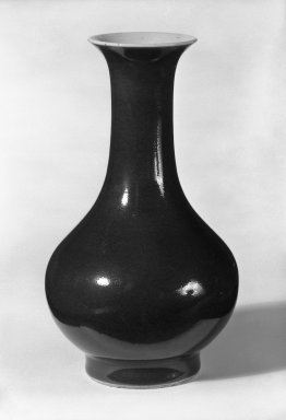  <em>Vase</em>. Porcelain Brooklyn Museum, Gift of Dr. John P. Lyden, 79.273.5. Creative Commons-BY (Photo: Brooklyn Museum, 79.273.5_bw.jpg)