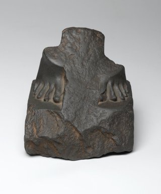  <em>Fragment of the Feet and Base of a Statue</em>, 664–332 B.C.E. Siltstone or Greywacke, 4 5/8 x 4 11/16 x 4 13/16 in. (11.7 x 11.9 x 12.2 cm). Brooklyn Museum, Gift of John D. Hoag, 79.31. Creative Commons-BY (Photo: Brooklyn Museum, 79.31_front_PS2.jpg)