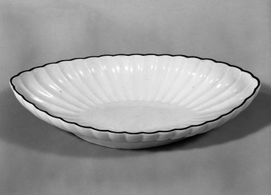  <em>Kakiemon Dish</em>, late 17th century or later. Porcelain, 2 x 8 7/8 x 4 7/8 in. (5.1 x 22.5 x 12.4 cm). Brooklyn Museum, Gift of Robert Sistrunk, 81.126.1. Creative Commons-BY (Photo: Brooklyn Museum, 81.126.1_bw.jpg)