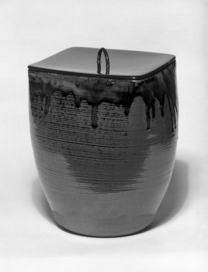  <em>Mizusashi</em>, 20th century. Glazed stoneware, lacquer lid; Tatatori ware, 7 x 7 3/8 in. (17.8 x 18.7 cm). Brooklyn Museum, Gift of Dr. John P. Lyden, 81.296.10. Creative Commons-BY (Photo: Brooklyn Museum, 81.296.10_bw.jpg)