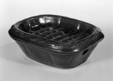 American. <em>Soap Dish</em>, ca. 1850. Rockingham-glazed earthenware, 2 1/8 x 6 1/4 x 5 in. (5.4 x 15.9 x 12.7 cm). Brooklyn Museum, Gift of Fred Tannery, 82.112.7. Creative Commons-BY (Photo: Brooklyn Museum, 82.112.7_bw.jpg)