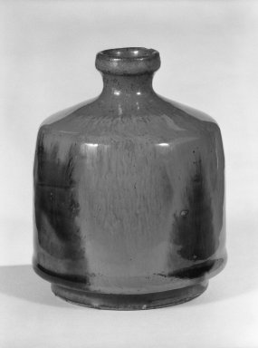  <em>Sake Flask</em>, late 19th century. Glazed stoneware; Seto ware Brooklyn Museum, Gift of Martin Greenfield, 82.119.5. Creative Commons-BY (Photo: Brooklyn Museum, 82.119.5_bw.jpg)