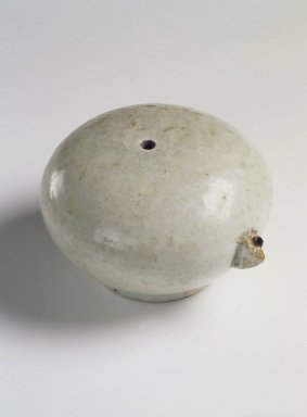  <em>Water Dropper</em>, 19th century. Porcelain, 2 1/2 x 3 3/8 in. (6.4 x 8.6 cm). Brooklyn Museum, Gift of Sylvia and Austin Horowitz, 84.189.1. Creative Commons-BY (Photo: Brooklyn Museum, 84.189.1.jpg)