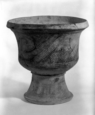  <em>Ban Chieng Gray Pottery Urn</em>, 3rd millenium B.C.E. Gray-buff earthenware, 11 x 11 1/4 in. (27.9 x 28.6 cm). Brooklyn Museum, Gift of Dr. Harvey Lederman, 84.194.4. Creative Commons-BY (Photo: Brooklyn Museum, 84.194.4_bw.jpg)
