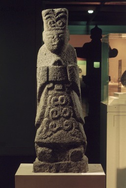  <em>Statue of a Civil Minister</em>, 15th–16th century. Granite, 53 x 14 in.  (134.6 x 35.6 cm). Brooklyn Museum, Caroline A.L. Pratt Fund, 85.18. Creative Commons-BY (Photo: Brooklyn Museum, 85.18.jpg)