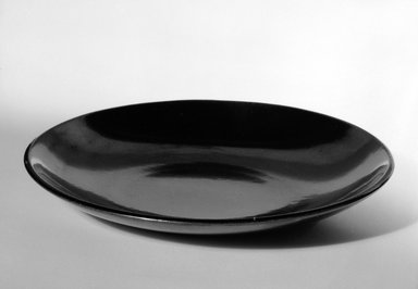 Eva Zeisel (American, born Hungary, 1906-2011). <em>Salad Plate</em>, designed c.945-produced c. 1946. Glazed earthenware, 1 1/4 x 8 1/4 in. (3.2 x 21 cm). Brooklyn Museum, Gift of Eva Zeisel, 85.75.13. Creative Commons-BY (Photo: Brooklyn Museum, 85.75.13_bw.jpg)