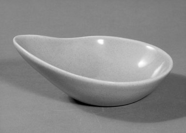 Red Wing Pottery (active 1936-1967). <em>Bowl</em>, designed c. 1945-produced c. 1946. Glazed earthenware, 2 1/4 x 6 1/4 x 5 in. (5.7 x 15.9 x 12.7 cm). Brooklyn Museum, Gift of the artist, 85.75.21. Creative Commons-BY (Photo: Brooklyn Museum, 85.75.21_bw.jpg)