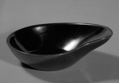 Red Wing Pottery (active 1936-1967). <em>Bowl</em>, designed c. 1945, produced c. 1946. Glazed earthenware, 2 x 6 1/4 x 5 in. (5.1 x 15.9 x 12.7 cm). Brooklyn Museum, Gift of the artist, 85.75.22. Creative Commons-BY (Photo: Brooklyn Museum, 85.75.22_bw.jpg)