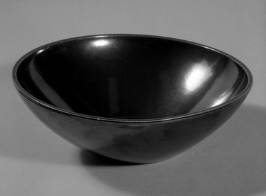 Red Wing Pottery (active 1936-1967). <em>Bowl</em>, designed c. 1945, produced c. 1946. Glazed earthenware, 3 1/4 x 8 7/8 in. (8.3 x 22.5 cm). Brooklyn Museum, Gift of the artist, 85.75.25. Creative Commons-BY (Photo: Brooklyn Museum, 85.75.25_bw.jpg)