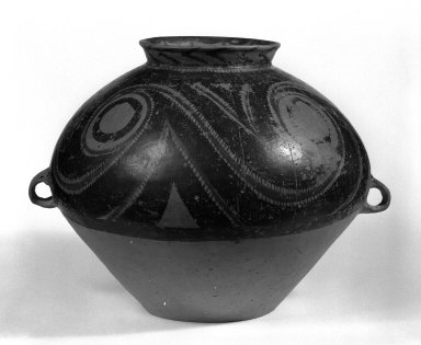 Yangshao. <em>Urn (Weng)</em>, ca. 2600–2300 B.C.E. Slip-painted earthenware, 11 15/16 x 13 3/4 in. (30.3 x 35 cm). Brooklyn Museum, Gift of Gary Smith, 86.189.3. Creative Commons-BY (Photo: Brooklyn Museum, 86.189.3_bw.jpg)