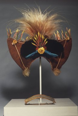 Huli. <em>Headdress and Headband</em>, 20th century. Human hair, feathers, cuscus fur, porcupine quills, reptile skin, dried flowers, button, string, 18 x 15 3/4 x 7 in. (45.7 x 40 x 17.8 cm). Brooklyn Museum, Gift of Marcia and John Friede and Mrs. Melville W. Hall, 87.218.64a-b. Creative Commons-BY (Photo: Brooklyn Museum, 87.218.64.jpg)