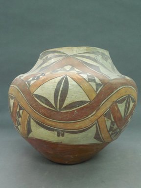 Haak’u (Acoma Pueblo). <em>Jar</em>. Clay, slip, 10 7/16 x 12 3/16 in.  (26.5 x 31 cm). Brooklyn Museum, By exchange, 01.1535.2173. Creative Commons-BY (Photo: Brooklyn Museum, CUR.01.1535.2173.jpg)