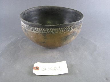 Ancient Pueblo. <em>Bowl</em>, 700-1050 C.E. Clay, slip, 4 3/4 x 8 5/8 in.  (12.1 x 21.9 cm). Brooklyn Museum, Gift of Charles A. Schieren, 01.1538.1. Creative Commons-BY (Photo: Brooklyn Museum, CUR.01.1538.1.jpg)