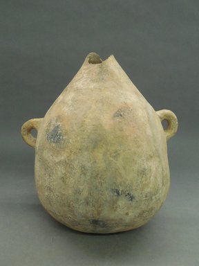 She-we-na (Zuni Pueblo). <em>Canteen (Mai-hai-to)</em>. Clay, 12 13/16 x 13 3/16 in (32.5 x 33.5 cm). Brooklyn Museum, Museum Expedition 1904, Museum Collection Fund, 04.297.5271. Creative Commons-BY (Photo: Brooklyn Museum, CUR.04.297.5271.jpg)