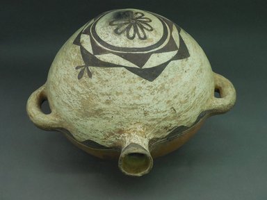 She-we-na (Zuni Pueblo). <em>Canteen</em>. Clay, slip, 11 1/2 x 16 1/2 in (29.2 x 41.9 cm). Brooklyn Museum, Museum Expedition 1904, Museum Collection Fund, 04.297.5272. Creative Commons-BY (Photo: Brooklyn Museum, CUR.04.297.5272_view1.jpg)