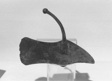  <em>Razor</em>, ca. 1539–1292 B.C.E. Bronze, 2 3/16 x 5 13/16 in. (5.5 x 14.8 cm). Brooklyn Museum, Charles Edwin Wilbour Fund, 05.322. Creative Commons-BY (Photo: Brooklyn Museum, CUR.05.322_NegL1010-34_print_bw.jpg)