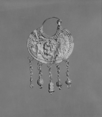 Roman. <em>Earring Pendant</em>, 2nd-3rd century C.E. Gold, glass, 1 1/8 x 1 15/16 in. (2.9 x 4.9 cm). Brooklyn Museum, Ella C. Woodward Memorial Fund, 05.420. Creative Commons-BY (Photo: Brooklyn Museum, CUR.05.420_NegA_print_bw.jpg)