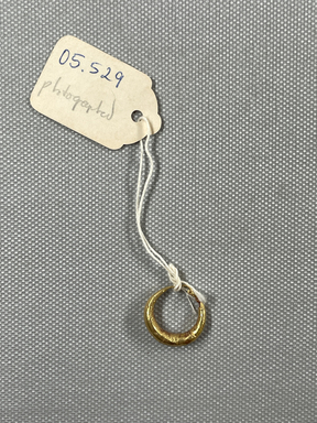 Roman. <em>Single Earring</em>, 2nd-3rd century C.E. Gold, 3/4 in. (1.9 cm). Brooklyn Museum, Ella C. Woodward Memorial Fund, 05.529. Creative Commons-BY (Photo: Brooklyn Museum, CUR.05.529_overall.JPG)