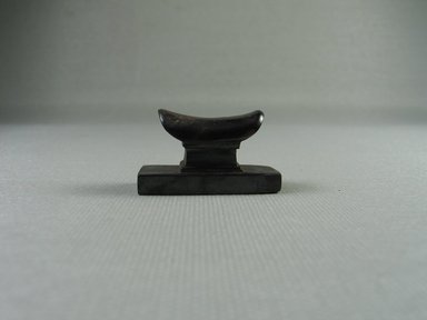  <em>Headrest Amulet</em>, 664–332 B.C.E. Hematite, 13/16 × 9/16 × 1 3/8 in. (2 × 1.5 × 3.6 cm). Brooklyn Museum, Charles Edwin Wilbour Fund, 08.480.133. Creative Commons-BY (Photo: Brooklyn Museum, CUR.08.480.133_view1.jpg)