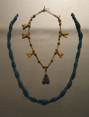  <em>Fly Pendants and Cylindrical and Spherical Beads</em>, ca. 1539–1292 B.C.E. Gold, lapis lazuli, Length: 9 11/16 in. (24.6 cm). Brooklyn Museum, Charles Edwin Wilbour Fund, 08.480.198. Creative Commons-BY (Photo: Brooklyn Museum, CUR.08.480.198_48.66.39_erg456.jpg)