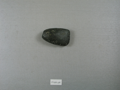  <em>Small Broad Short Hatchet</em>, ca. 4400-3100 B.C.E. Serpentine, 1 1/4 x 11/16 x 2 1/16 in. (3.1 x 1.7 x 5.2 cm). Brooklyn Museum, Charles Edwin Wilbour Fund, 09.889.109. Creative Commons-BY (Photo: Brooklyn Museum, CUR.09.889.109_overall.jpg)