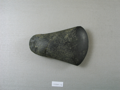  <em>Axe</em>. Diorite (?), 3 1/8 x 1 1/4 x 4 13/16 in. (8 x 3.1 x 12.3 cm). Brooklyn Museum, Charles Edwin Wilbour Fund, 09.889.112. Creative Commons-BY (Photo: Brooklyn Museum, CUR.09.889.112_overall.jpg)